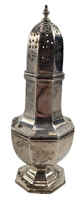 Lot 16 - 20TH CENTURY GEORGE V HALLMARKED SILVER SUGAR SIFTER CASTOR