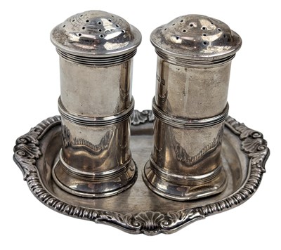 Lot 109 - TWO 20TH CENTURY GEORGE V HALLMARKED SILVER PEPPERETTES / SHAKERS