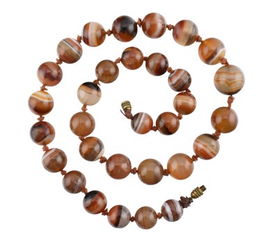 Lot 159 - VICTORIAN BANDED AGATE BEAD NECKLACE