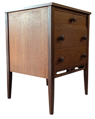 Lot 473 - YOUNGERS - MID CENTURY TEAK SINGLE DRAWER BEDSIDE CUPBOARD
