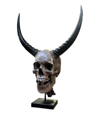 Lot 388 - BESPOKE MADE DEVIL SKULL WITH HORNS DECORATIVE SCULPTURE