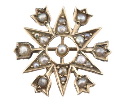 Lot 292 - EARLY 20TH CENTURY GOLD & PEARL SNOWFLAKE BROOCH PIN