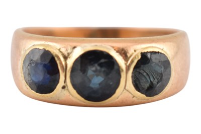 Lot 300 - ROSE GOLD & THREE STONE SAPPHIRE RING