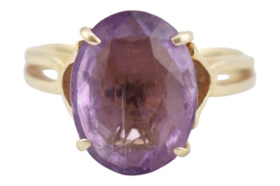 Lot 318 - 14CT GOLD & AMETHYST RING