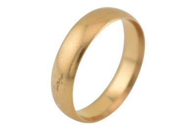 Lot 381 - GOLD BAND RING