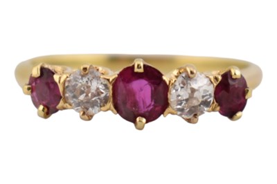 Lot 51 - 18CT GOLD RUBY & DIAMOND FIVE STONE RING