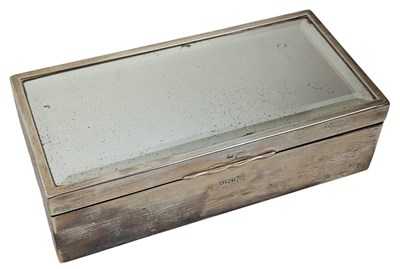Lot 84 - GEORGE V HALLMARKED SILVER & WOOD LINED DESK TOP CIGARETTE CASE