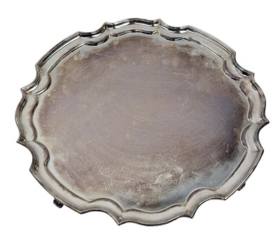 Lot 5 - 20TH CENTURY ELIZABETH II HALLMARKED SILVER SALVER / TRAY