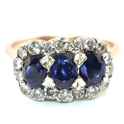 Lot 120 - GOLD SAPPHIRE & DIAMOND THREE STONE CLUSTER RING