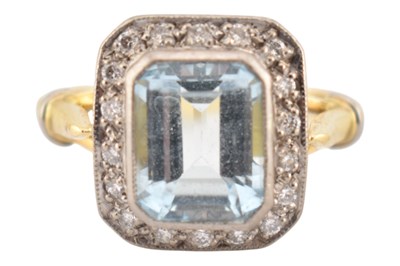 Lot 18 - HALLMARKED 18CT GOLD & AQUAMARINE & DIAMOND HALO RING