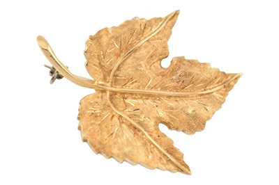 Lot 156 - HALLMARKED 18CT GOLD NATURALISTIC LEAF BROOCH