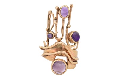 Lot 73 - A HALLMARKED 9CT GOLD & AMETHYST ABSTRACT RING