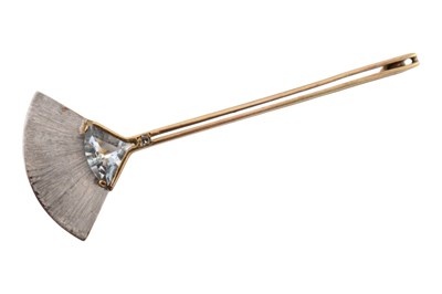 Lot 10 - HALLMARKED 9CT GOLD AQUAMARINE & DIAMOND BROOCH PIN