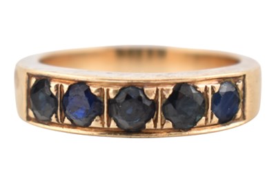 Lot 125 - 14CT GOLD & SAPPHIRE FIVE STONE RING