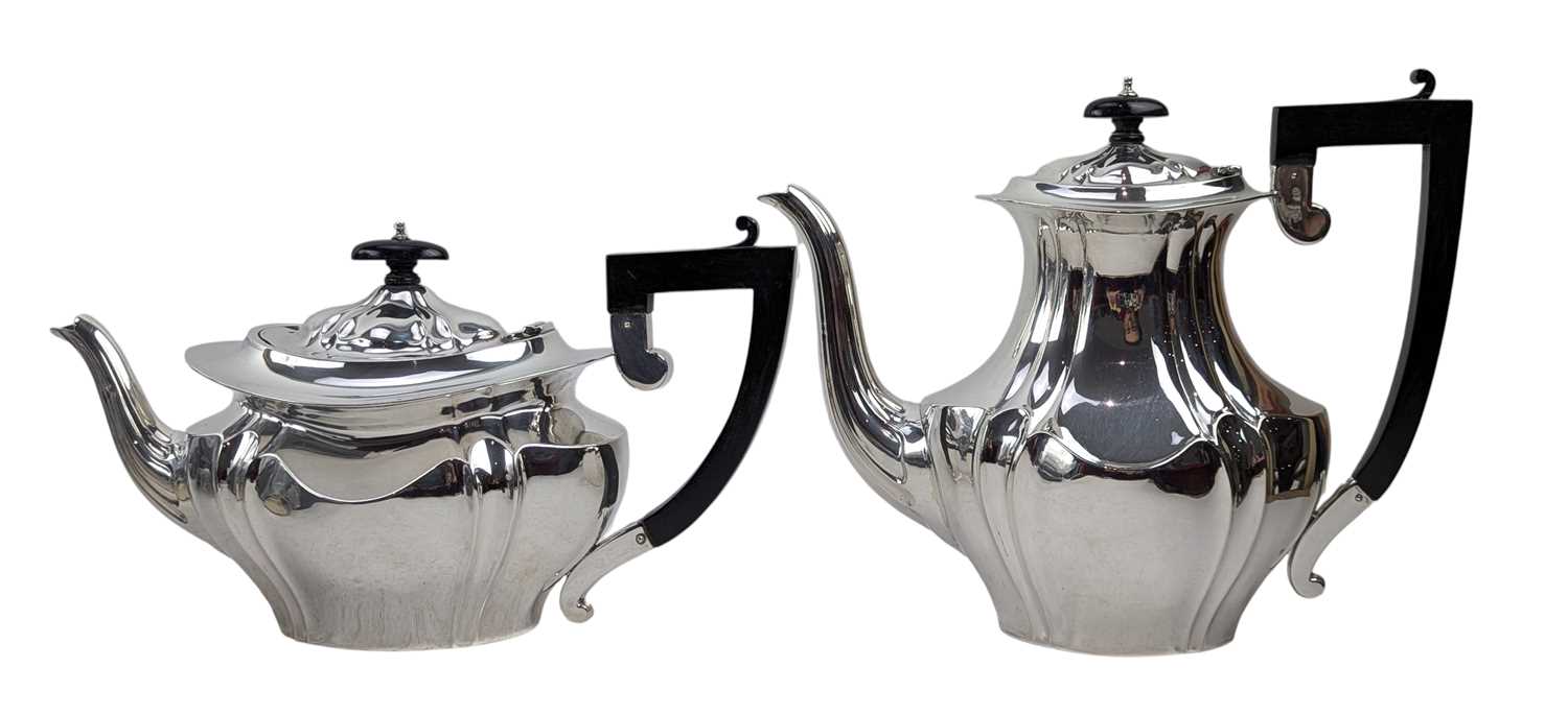 Lot 7 - EARLY 20TH CENTURY GEORGE V HALLMARKED SILVER TEAPOT & COFFEE POT SET
