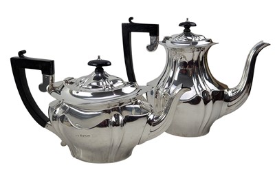 Lot 7 - EARLY 20TH CENTURY GEORGE V HALLMARKED SILVER TEAPOT & COFFEE POT SET