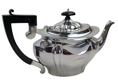 Lot 7 - EARLY 20TH CENTURY GEORGE V HALLMARKED SILVER TEAPOT & COFFEE POT SET