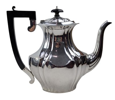 Lot 7 - EARLY 20TH CENTURY GEORGE V HALLMARKED SILVER TEAPOT & COFFEE POT SET