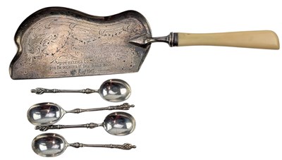 Lot 50 - GEORGE V HALLMARKED SILVER CRUMB TRAY & FIVE SILVER APOSTLE TEASPOONS