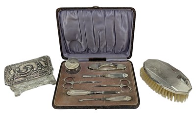 Lot 70 - EDWARD VII HALLMARKED SILVER & GLASS LIDDED BOX & CASED SILVER MANICURE SET