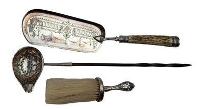 Lot 85 - GEROEG III HALLMARKED SILVER TODDY LADLE & A SILVER HANDLED HAT BRUSH