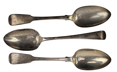 Lot 48 - FIVE 19TH CENTURY HALLMARKED SILVER SPOONS INC A GEORGE III HALLMARKED SPOON