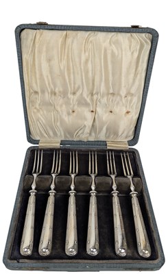 Lot 131 - CASED SET OF SIX GEORGE V HALLMARKED SILVER HANDLED CAKE / FRUIT FORKS