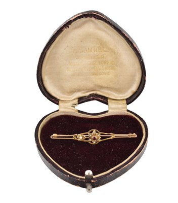 Lot 453 - GOLD GARNET & PEARL BROOCH PIN & HEART SHAPED BOX