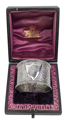 Lot 61 - CASED VICTORIAN 1895 HALLMARKED SILVER NAPKIN RING BY MAPPIN & WEBB