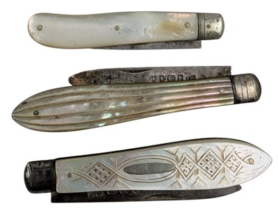 Lot 127 - THREE VICTORIAN HALLMARKED SILVER BLADED & MOP FOLDING FRUIT KNIVES