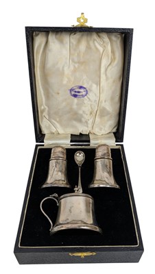 Lot 44 - CASED 20TH CENTURY GEORGE V HALLMARKED SILVER CRUET SET