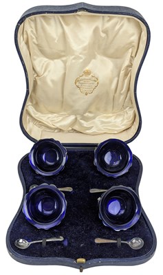 Lot 26 - CASED EDWARD VII HALLMARKED SILVER & BLUE GLASS LINED TABLE SALTS