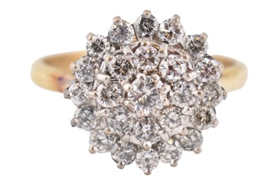 Lot 59 - GOLD & DIAMOND CLUSTER RING