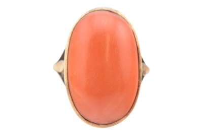 Lot 141 - GOLD & CORAL CABOCHON RING