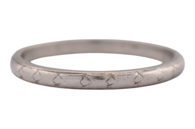Lot 253 - PLATINUM BAND RING