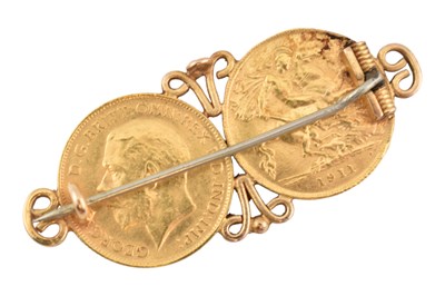Lot 194 - 1911 DOUBLE HALF SOVEREIGN MOUNTED BROOCH PIN