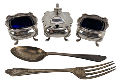 Lot 170 - EDWARD VII HALLMARKED SILVER CRUET SET & SILVER CHRISTENING KNIFE & FORK SET