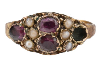 Lot 323 - ANTIQUE GOLD & GEM SET RING