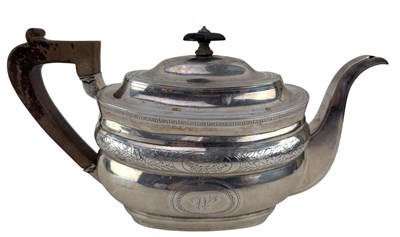 Lot 27 - GEORGE III HALLMARKED SILVER TEAPOT BY DUNCAN URQUHART & NAPHTALI HART