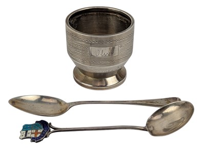 Lot 117 - GEORGE V HALLMARKED SILVER CHRISTENING EGG CUP & TWO HALLMARKED SILVER TEASPOONS