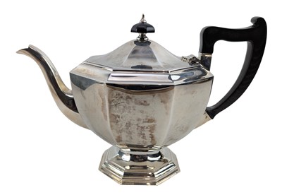 Lot 45 - 20TH CENTURY ELIZABETH II HALLMARKED SILVER TEAPOT