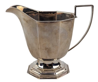 Lot 42 - 20TH CENTURY ELIZABETH II HALLMARKED SILVER MILK JUG / CREAMER