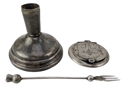 Lot 53 - 20TH CENTURY GEORGE V HALLMARKED SILVER COMPACT & A HALLMARKED SILVER PICKLE FORK