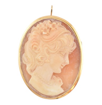 Lot 367 - ITALIAN CARVED SHELL GOLD CAMEO BROOCH