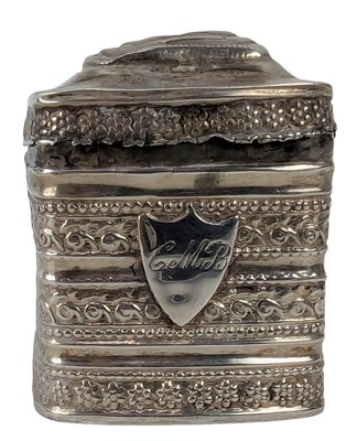 Lot 78 - 19TH CENTURY HALLMARKED SILVER LIDDED SMALL CASKET / SNUFF BOX