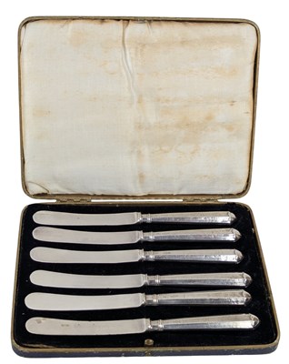 Lot 129 - CASED GEORGE V HALLMARKED SILVER HANDLED BUTTER KNIVES