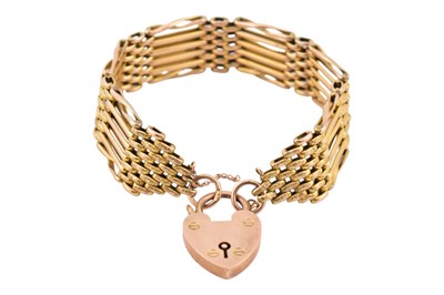 Lot 127 - AN EARLY 20TH CENTURY 9CT GOLD GATELINK BRACELET