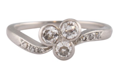 Lot 29 - EARLY 20TH CENTURY PLATINUM & DIAMOND SHAMROCK CROSSOVER RING