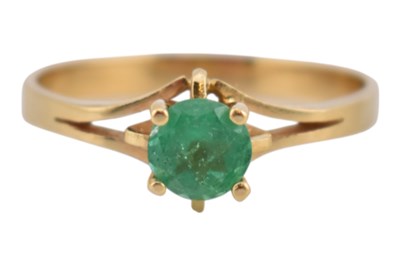 Lot 221 - 18CT GOLD & EMERALD SINGLE STONE RING