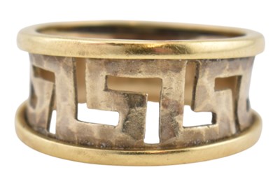 Lot 248 - GOLD BAND RING WITH GREEK KEY DECORATION